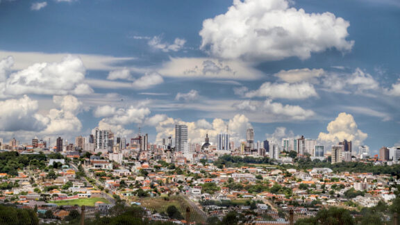 Semana começa com tempo abafado e risco de temporais no Paraná