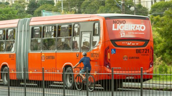 Projeto prevê multa de R$ 500 para quem pegar “rabeira” nos ônibus de Curitiba