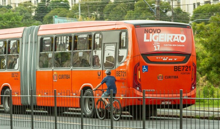 Projeto prevê multa de R$ 500 para quem pegar “rabeira” nos ônibus de Curitiba