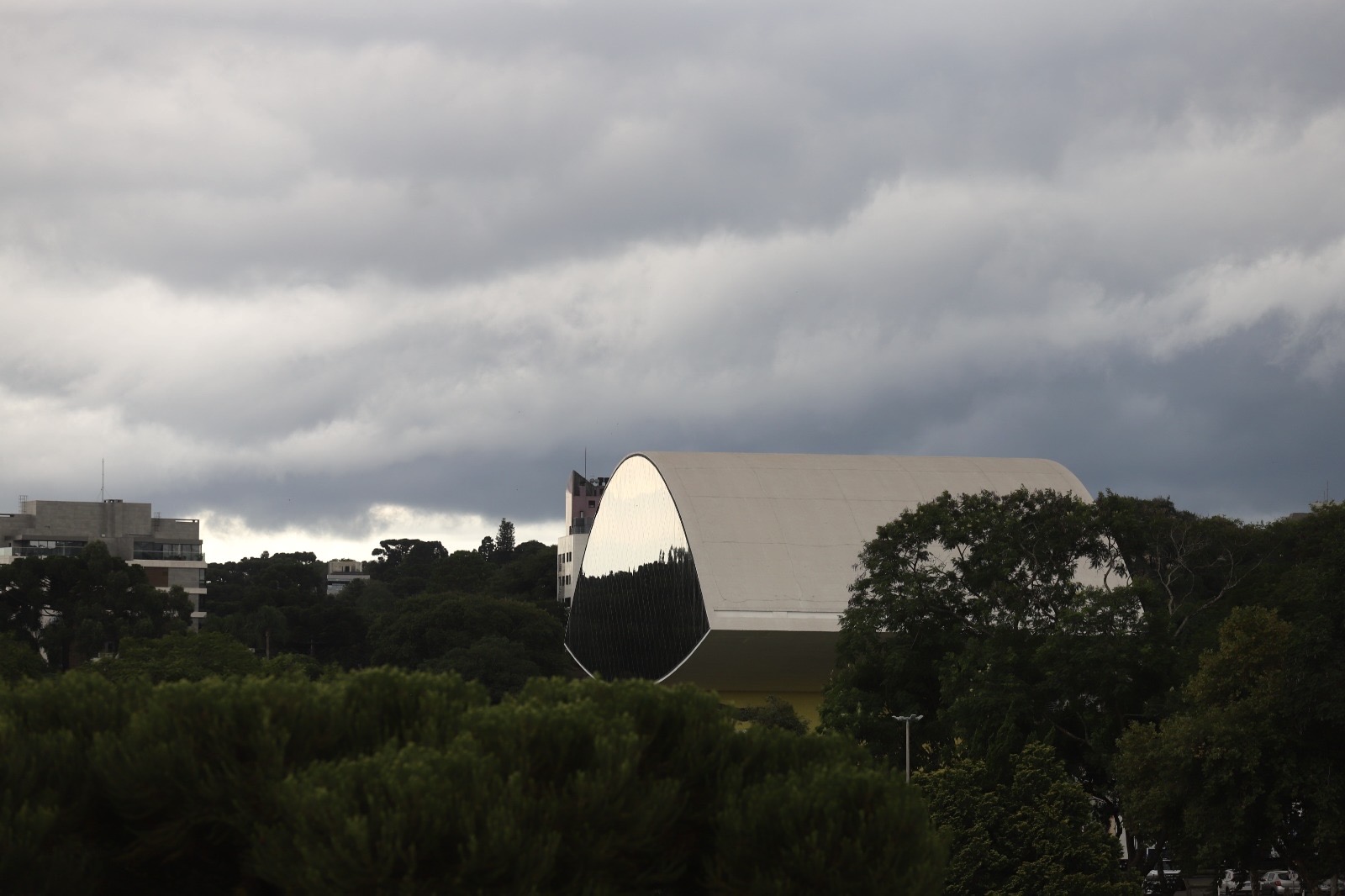 tempo instável com chuva e temporal Curitiba nebulosidade temperatura