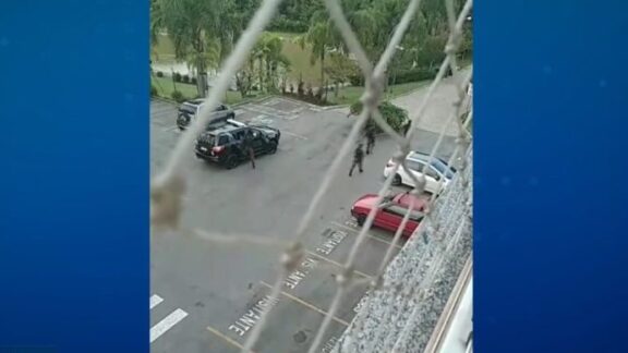 Suspeitos de roubo trocam tiros com a polícia em condomínio na Grande Curitiba; dois mortos