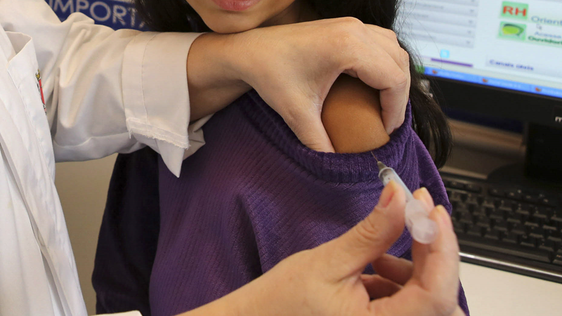 Jovens de Curitiba devem se vacinar contra o HPV