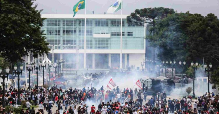 Educadores, nas ruas, para relembrar o trágico 29 de abril de 2015