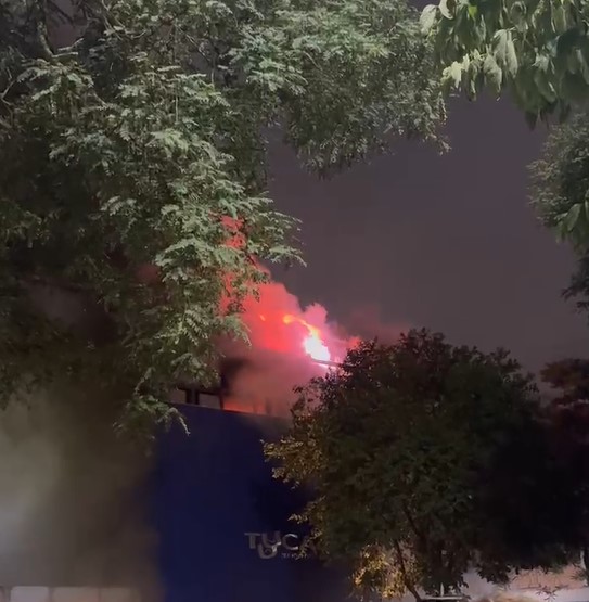Incêndio de grandes proporções atinge teatro da PUC, em Curitiba; VÍDEOS