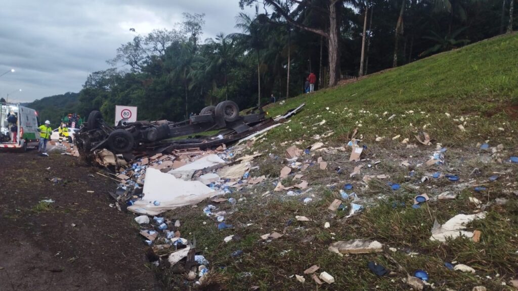 Acidente entre caminhão e caminhonete deixa um morto na BR-376
