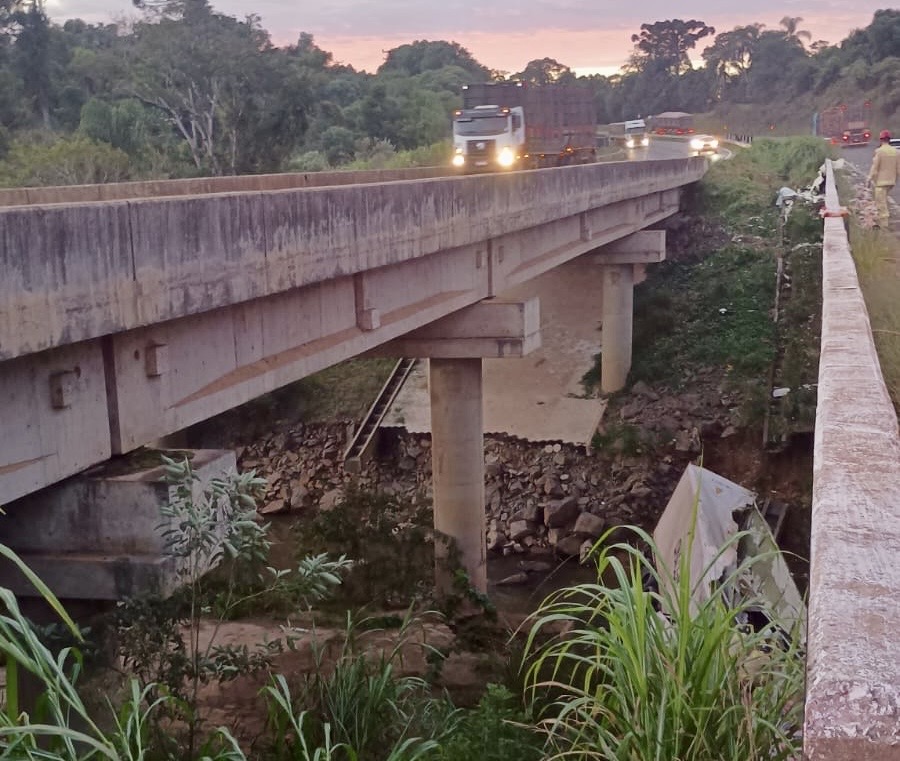 Carreta despenca de ribanceira na BR-376, nos Campos Gerais; motorista morreu