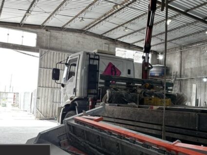Trabalhador morre prensado por máquina de 400 kg, em Curitiba