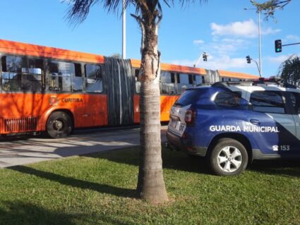 Adolescente é atropelado por biarticulado enquanto ‘pegava rabeira’