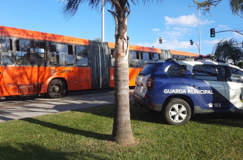 Adolescente é atropelado por biarticulado enquanto ‘pegava rabeira’