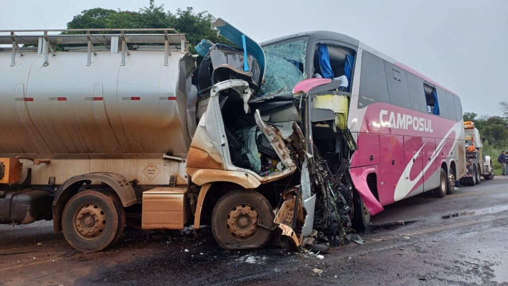 Batida de frente entre caminhão e ônibus deixa três mortos em Campo Mourão