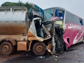 batida de frente ônibus e caminhão Campo Mourão