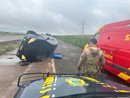 Carro recheado com maconha capota ao tentar fugir da polícia; VÍDEO