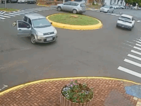 criança cai de carro em rotatória