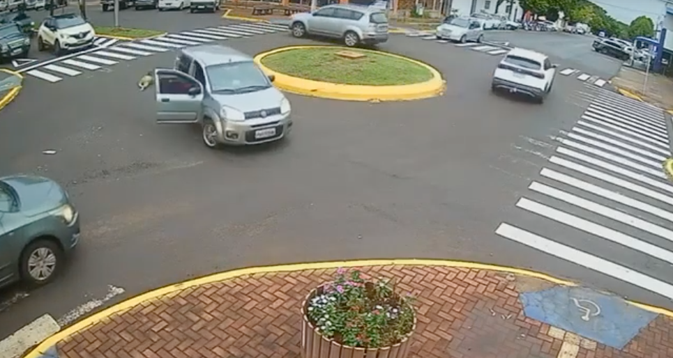 Criança cai de carro em movimento em rotatória de Marechal Cândido Rondon; VÍDEO