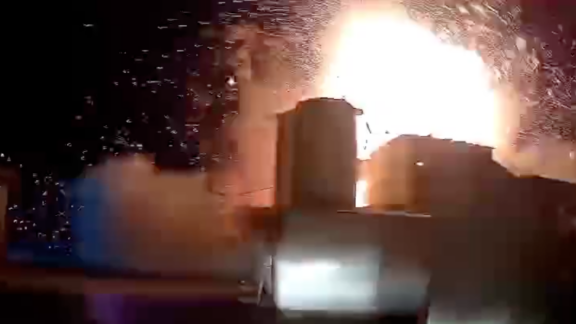 Explosão em fábrica de gás deixa um morto e dois feridos, na Grande Curitiba; VÍDEO