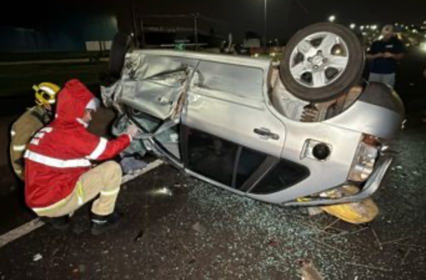 Carro desvia de veículo na contramão e bate de frente com ônibus, na BR-277