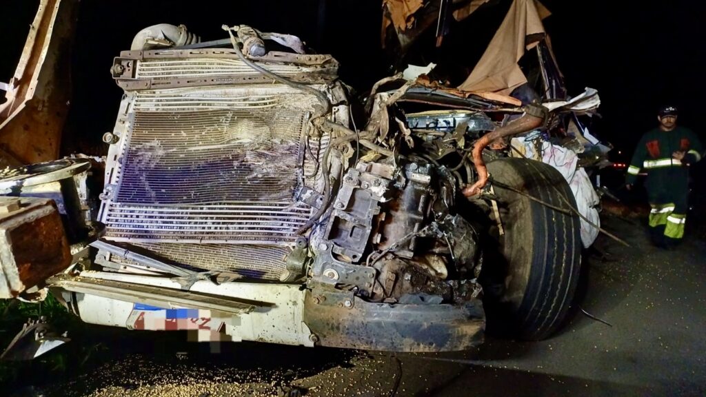 Cinco caminhões e um carro se envolvem em grave acidente na BR-376