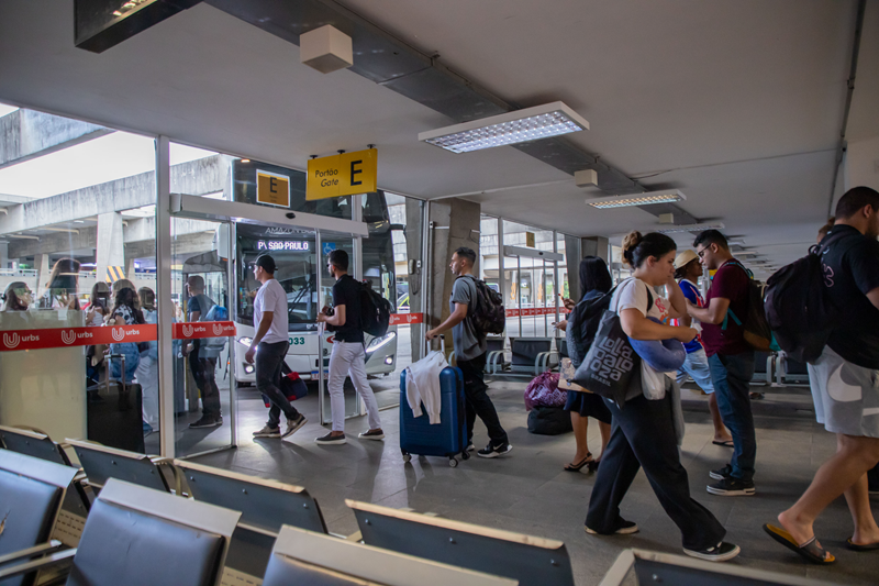 Rodoviária de Curitiba registra movimento 50% maior no feriado do Trabalhador