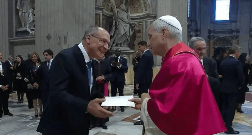 Alckmin entrega ao Papa convite para visitar o Brasil durante a COP30