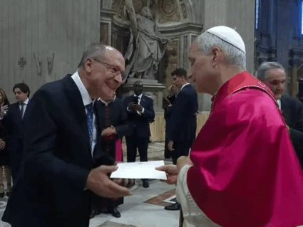 Alckmin entrega ao Papa convite para visitar o Brasil durante a COP30