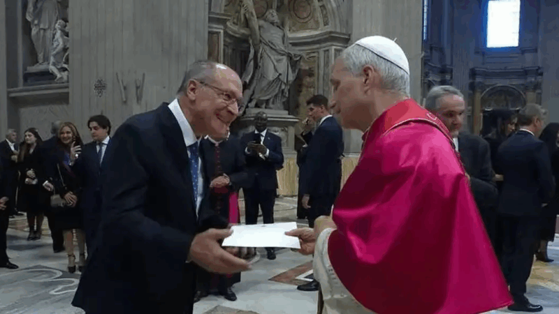 Alckmin entrega ao Papa convite para visitar o Brasil durante a COP30