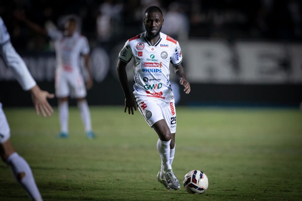 Jogador do América-MG é preso em flagrante por injúria racial contra atleta do Operário