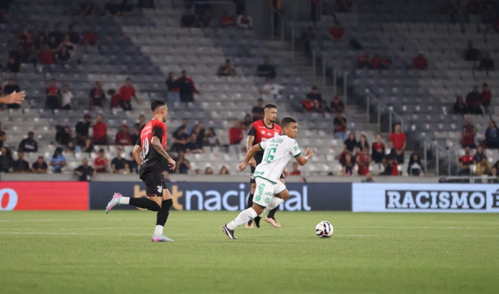 Athletico arranca empate aos 55 do segundo tempo contra a Chape
