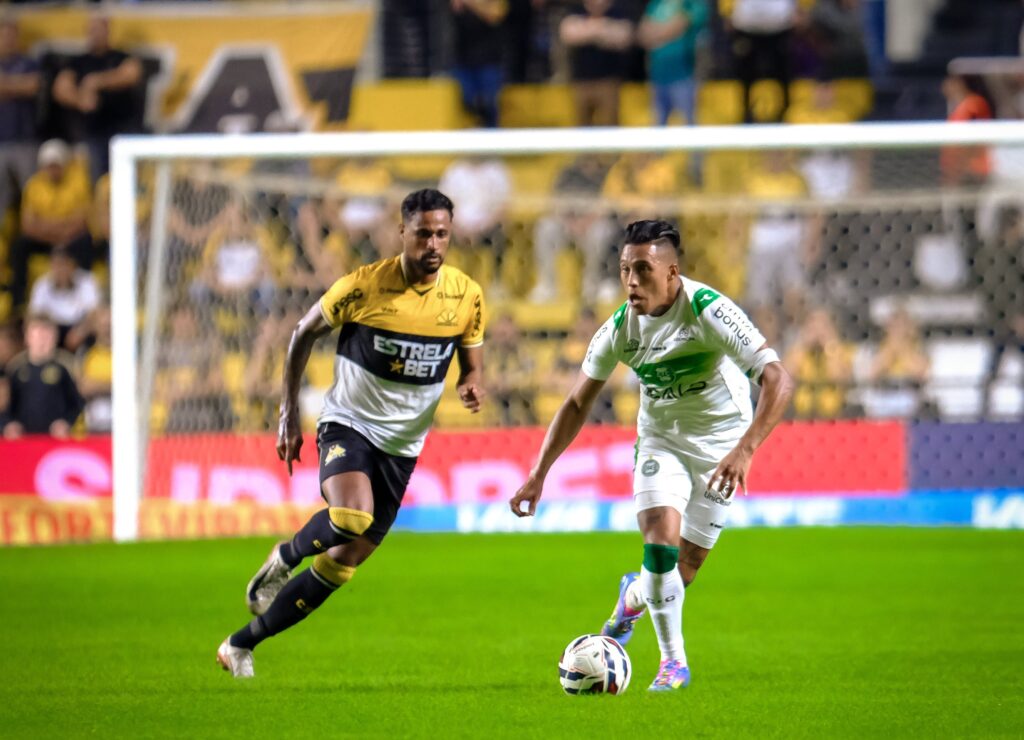 No sufoco, Coritiba bate o Criciúma e volta ao G4 da Série B