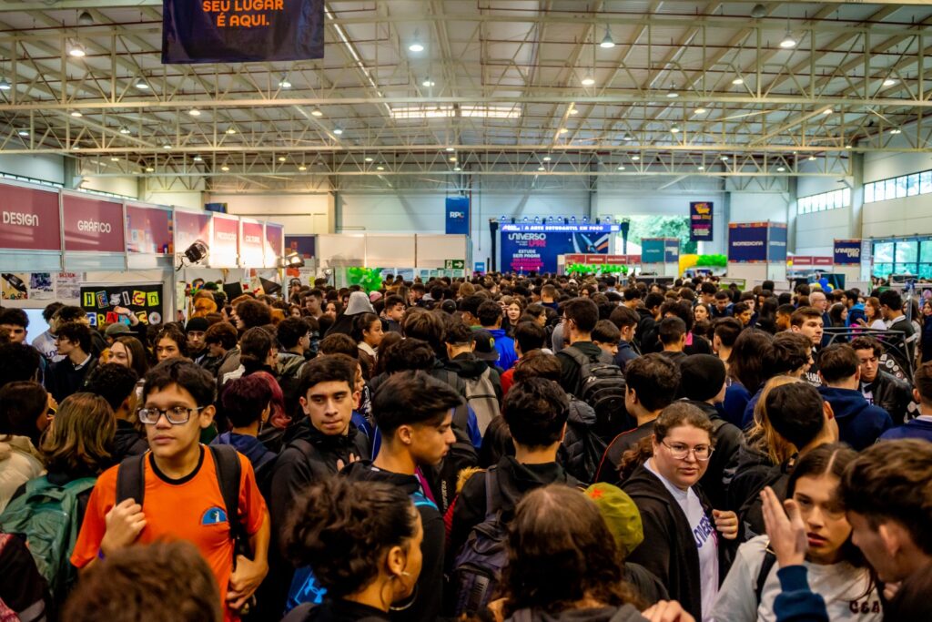 Feira de profissões da UFPR reúne milhares de estudantes no Parque Barigui
