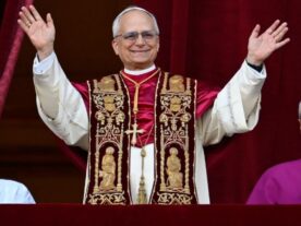 A fumaça branca saiu da chaminé da Capela Sistina; milhares de fiéis se reuniram no Vaticano para saldar o novo papa.