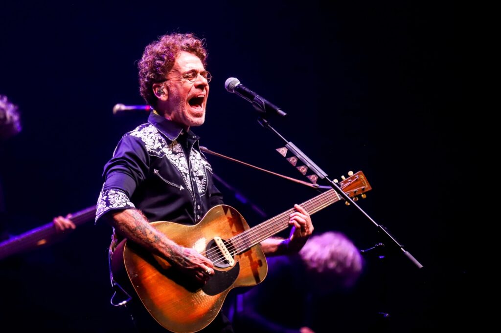 Nando Reis volta ao Guairão com show “Voz e Violão” em julho
