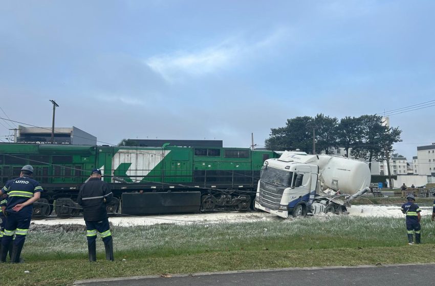 Grave acidente entre trem e quatro veículos deixa um morto na Grande Curitiba