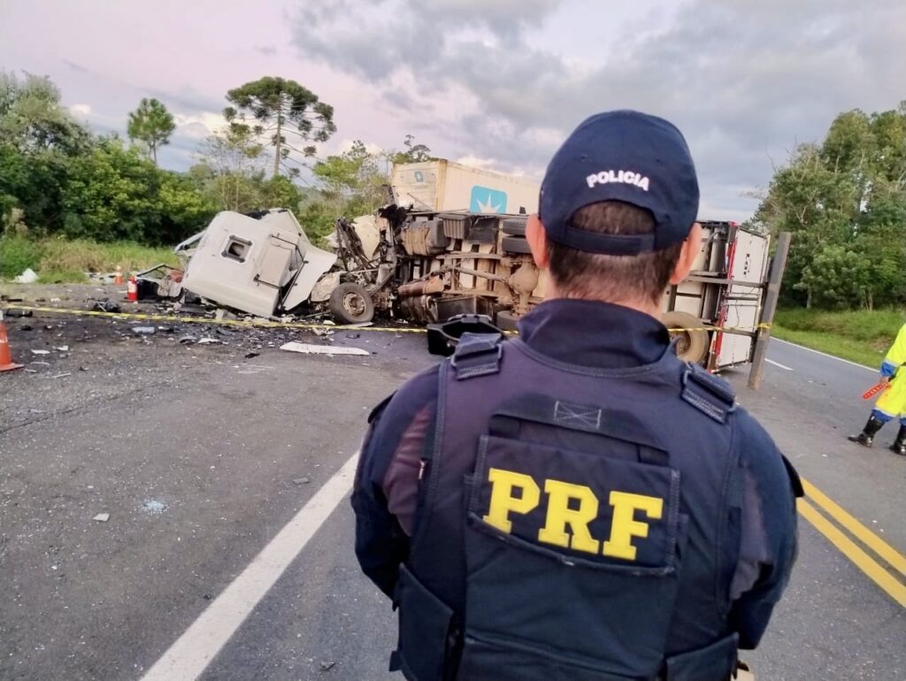 Motorista morre em batida de frente entre caminhões, nos Campos Gerais