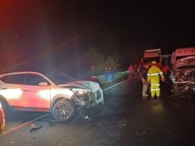 batida de frente carro na contramão e van da saúde br-376