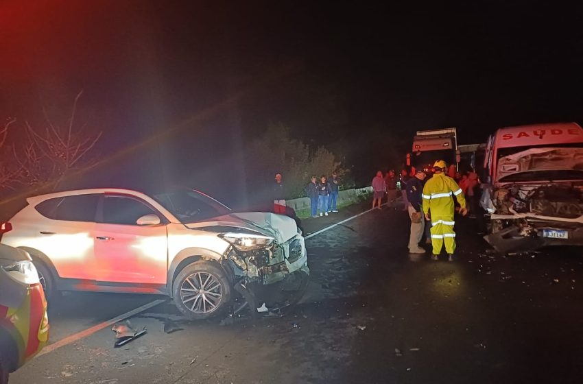 Carro na contramão bate de frente em van da saúde na BR-376