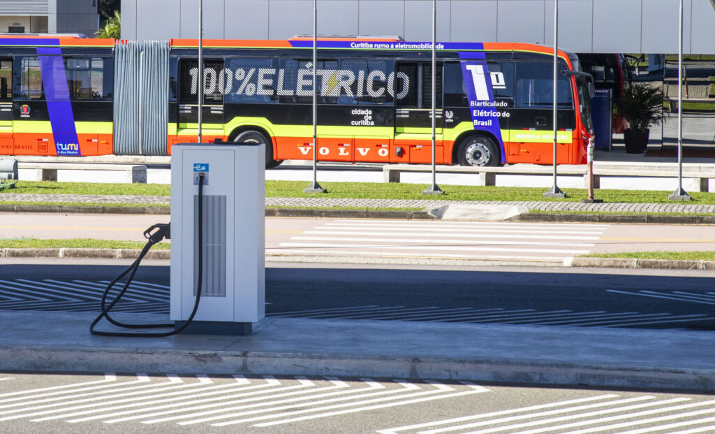 Curitiba começa a testar biarticulado 100% elétrico