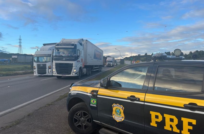PRF flagra mais de 200 caminhões na faixa da esquerda na BR-116 em apenas duas horas
