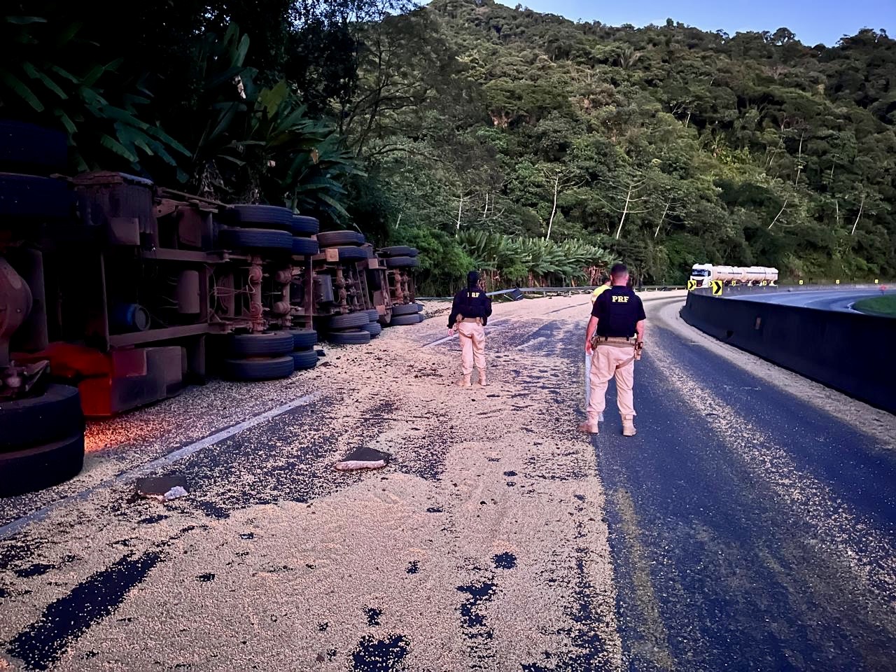 grave acidente caminhões BR-277 Morretes