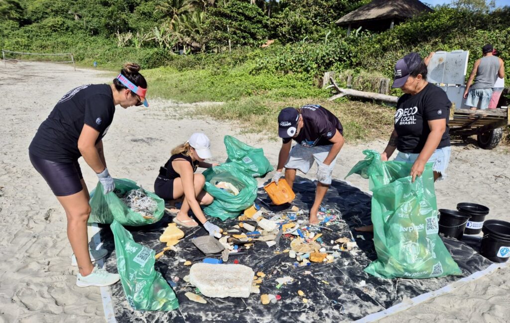 Ilha do Mel sofre com descarte do lixo asiático