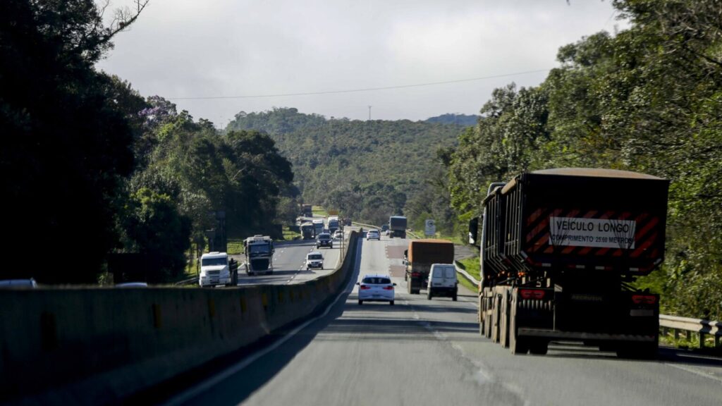 Escoamento da safra paranaense movimenta rodovias do Estado