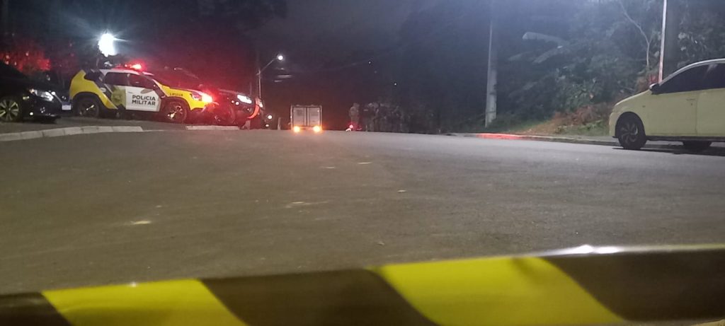 Policial capota viatura durante perseguição e morre; VÍDEO