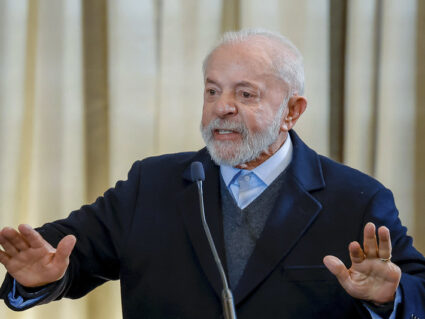 Lula, hospitalizado, tem diagnóstico de labirintite