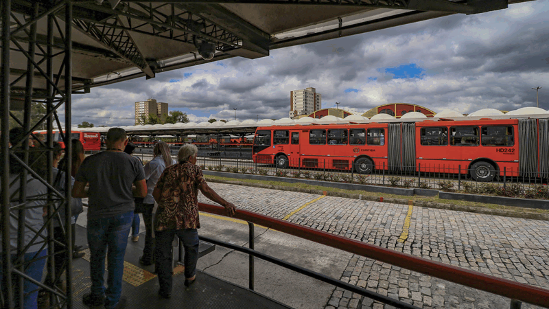 Curitiba e Ponta Grossa abrem vacinação contra a gripe em terminais