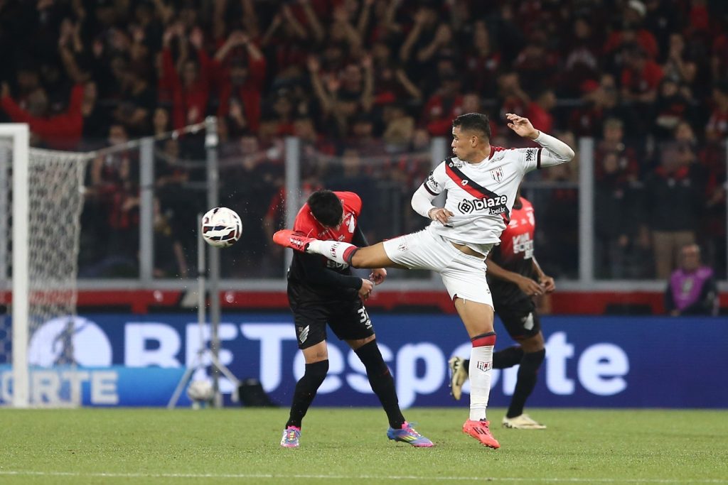 Athletico perde para o xará goiano e estaciona no meio da tabela da Série B