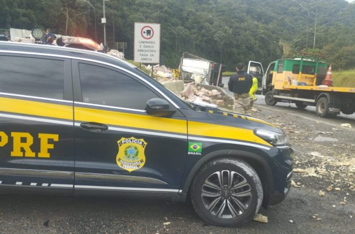 acidente caminhão BR-376