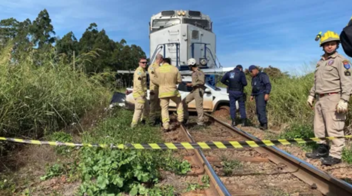 acidente carro e trem Paraná