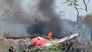 avião cai na India