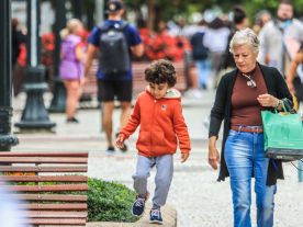 Pessoas sem máscaras problemas respiratórios Paraná comércio Rua XV