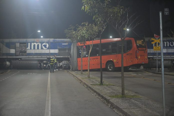 acidente trem e biarticulado em Curitiba