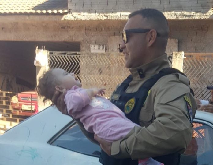 bebê engasgado com leite é salvo pela PM